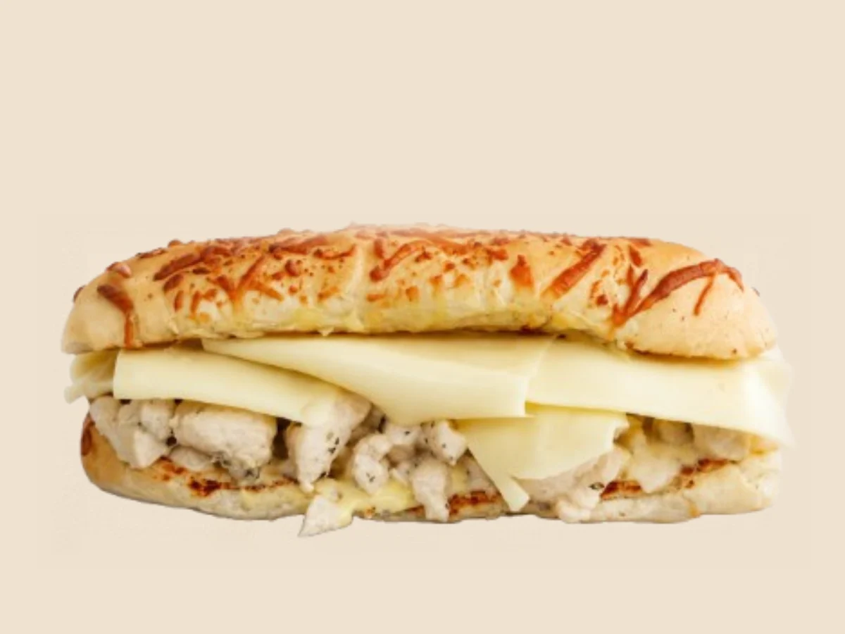 Sanguche A-Pollo: pollo cremoso en cubos con cebolla caramelizada y muzzarella en pan de lomo gratinado