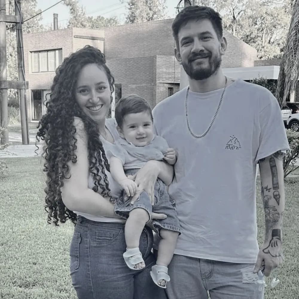 Alejo y Clarisa con su hijo en brazos, los creadores de A Mordidas