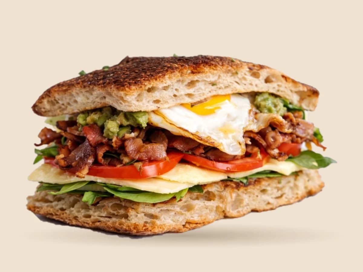 Brunchwich: palta, panceta crocante, huevo a la plancha, rúcula y muzzarella