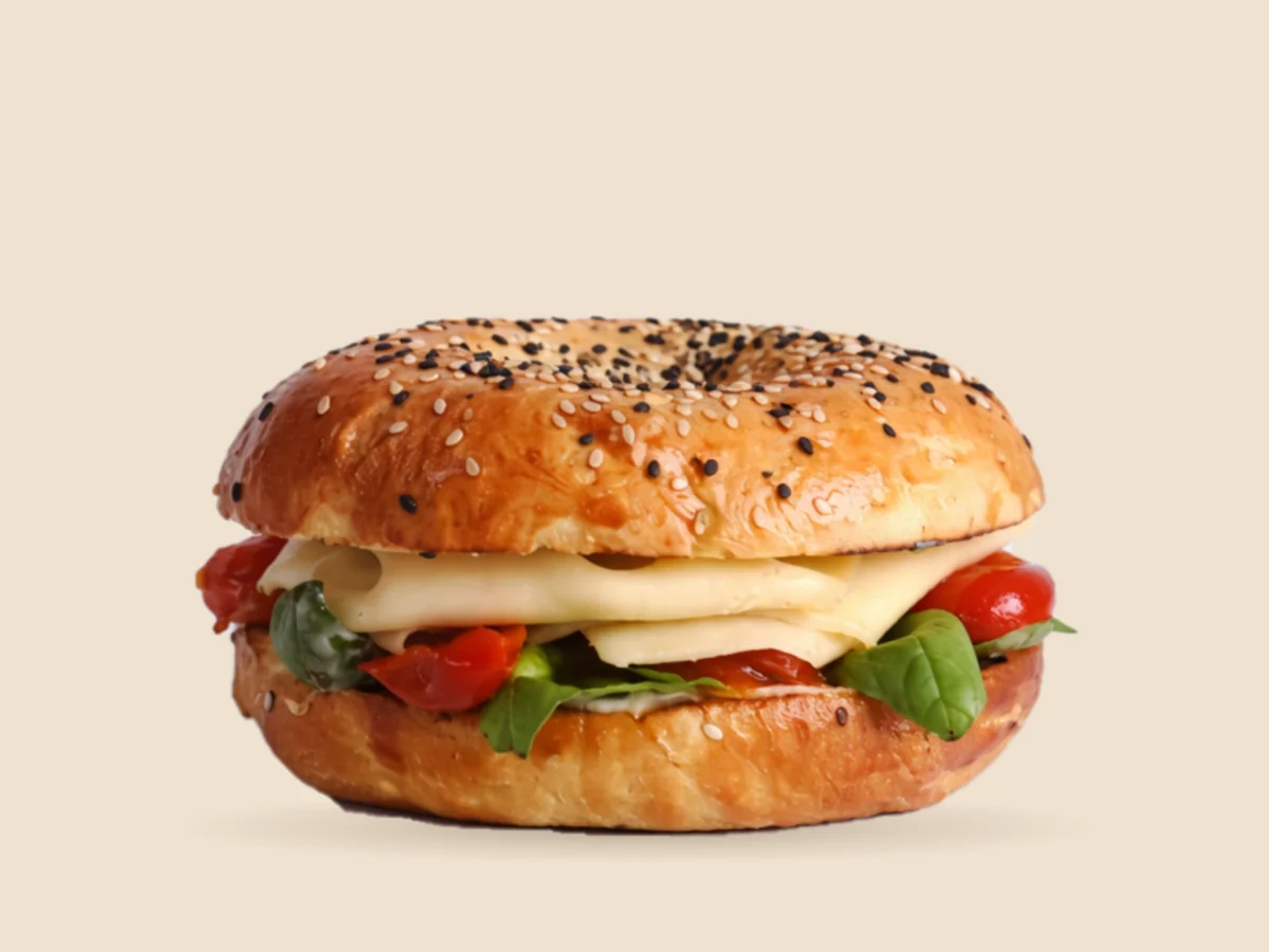 Sanguche Capresse: muzzarella, albahaca y tomates cherry asados en bagel