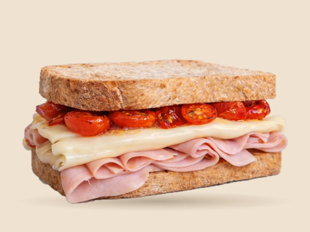 Sanguche Classic: jamón natural, muzzarella y tomates cherry asados en pan de molde