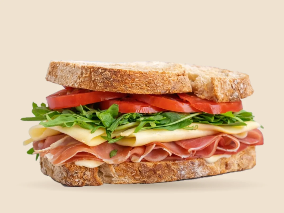 Sanguche Crudo: jamón crudo, muzzarella, rúcula y tomate en pan de molde