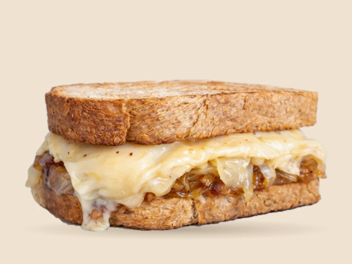 Sanguche El Derretido: muzzarella y tybo fundidos con cebolla caramelizada en pan de molde tostado