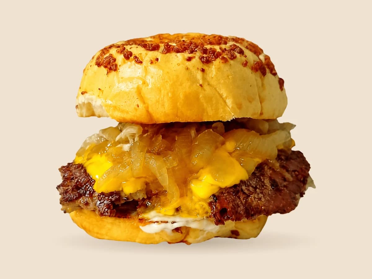 Hamburguesa Gula: doble medallón smash, doble cheddar y cebolla caramelizada en pan gratinado