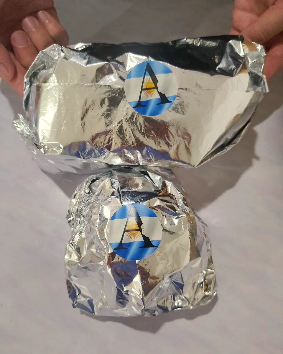 Sanguches envueltos en papel aluminio con el sticker de A Mordidas, listos para entregar