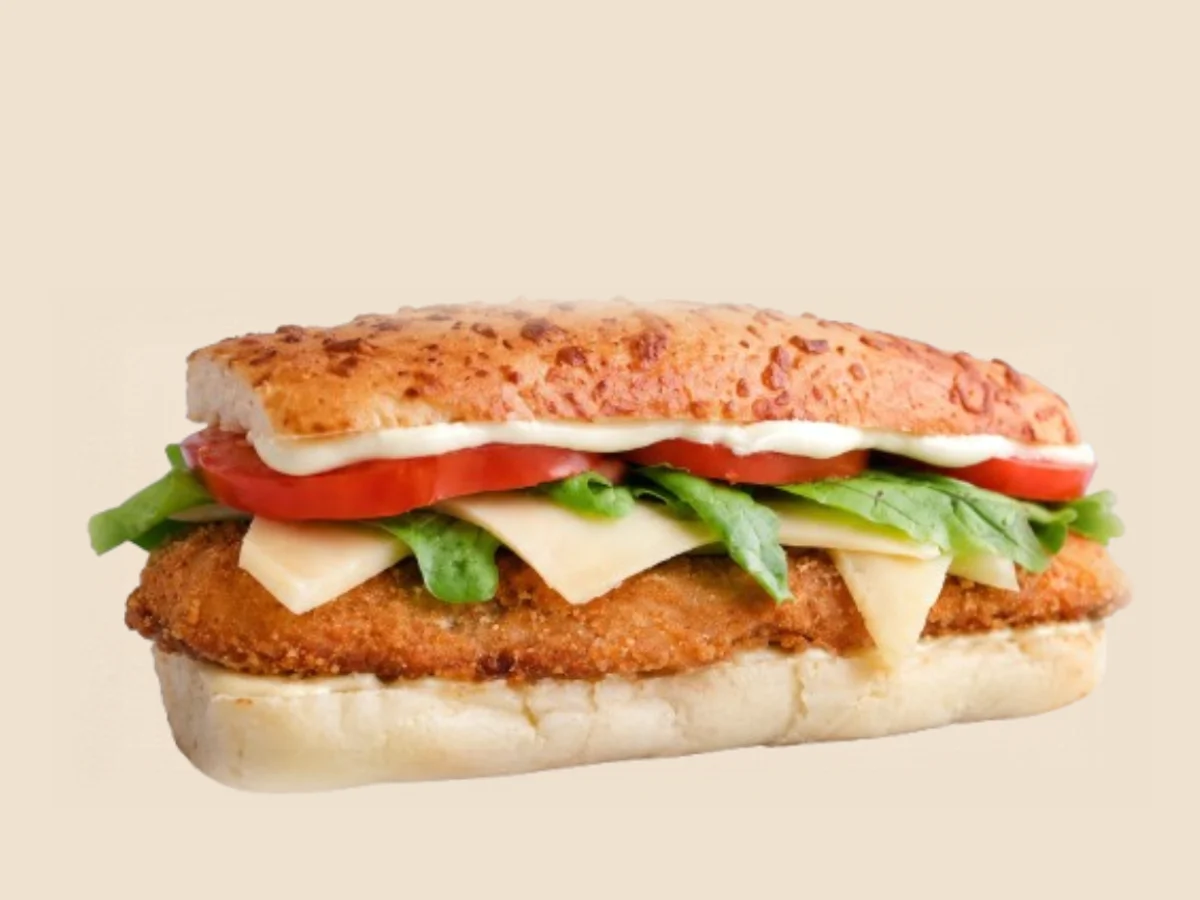 Milandwich de pollo: milanesa de pollo, queso sardo, rúcula, tomate y mostanesa en pan de lomo gratinado